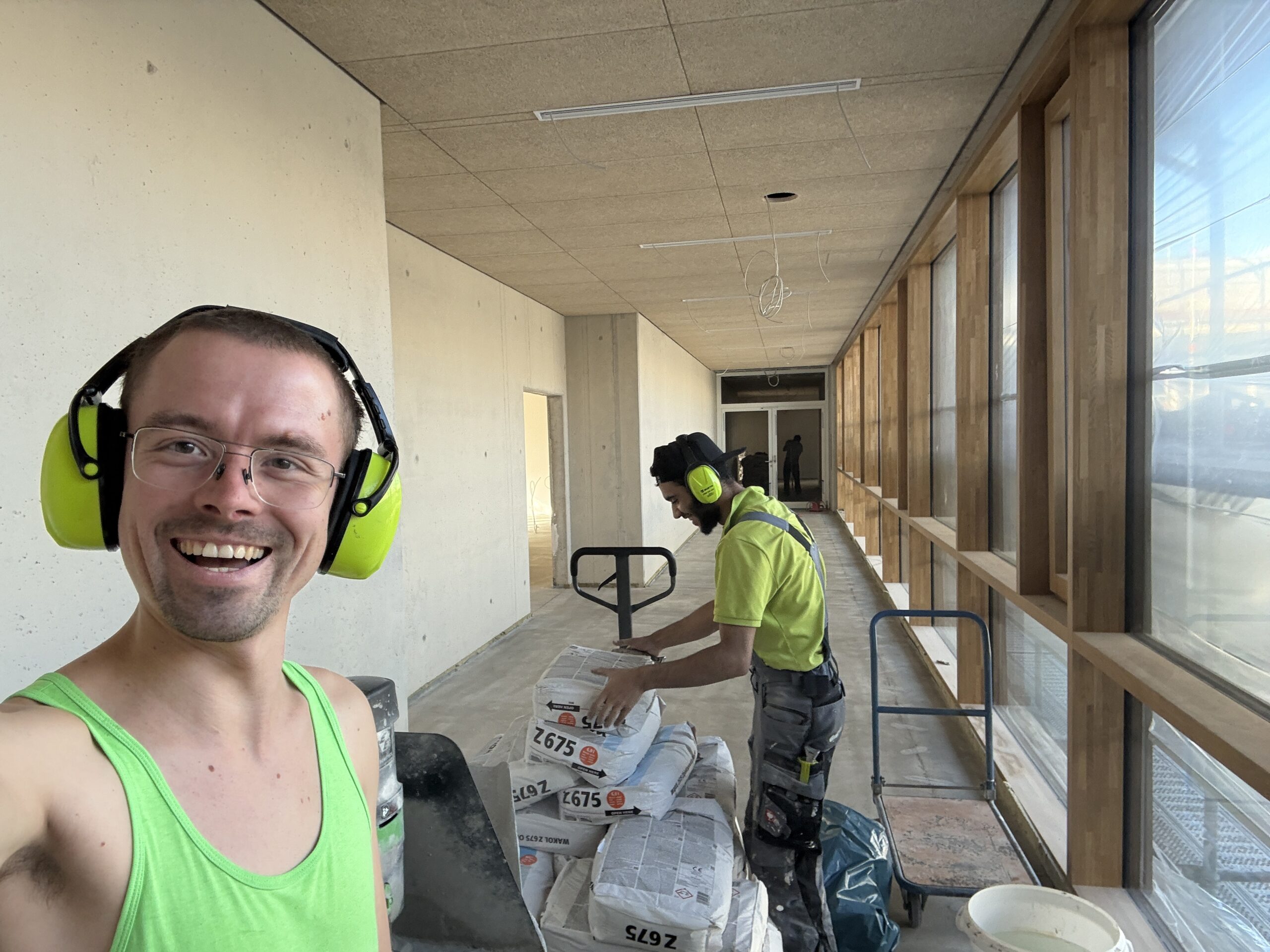 Geschäftsleitung und ein Mitarbeiter wirken glücklich bei der Arbeit in einer Schule in Hannover.